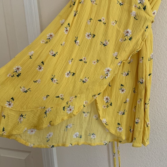 Ribbed wrap dress. Yellow with white flowers from Stradivarius. Size Small - Picture 2 of 3